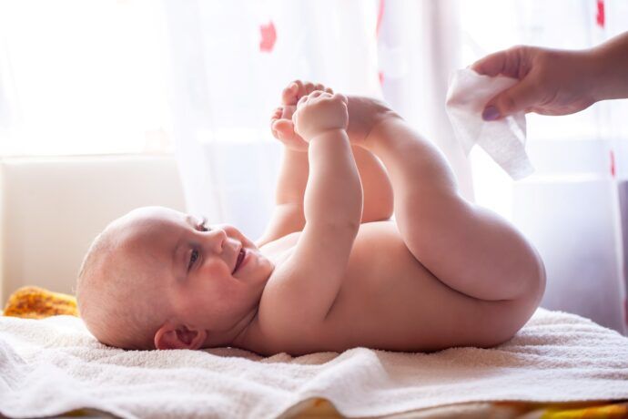 baby wird gewickelt feuchttücher mit parfuem oekotest 2023