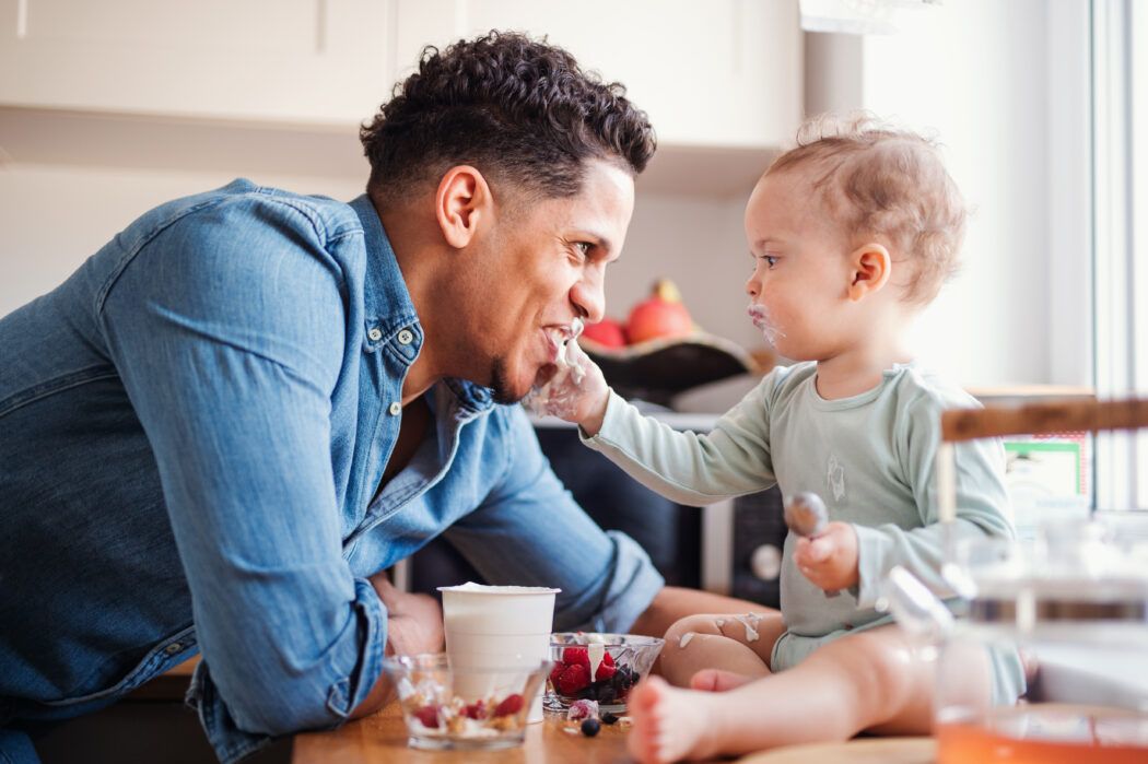 joghurt baby ab wann wie viel, ab wann darf baby joghurt essen, mann füttert baby mit joghurt