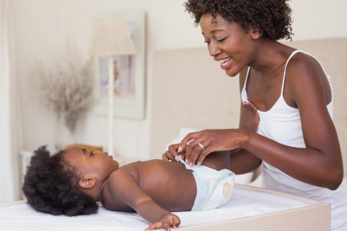 windeln test ökotest 2023 windeln testsieger, babylove hipp pampers test, mutter wickelt baby auf wickeltisch