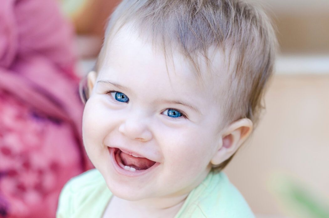baby 10 monate zähne, essen, schlaf, entwicklung, schwierige phase, wacht nachts auf, schub, krabbelt nicht, baby 11. monat