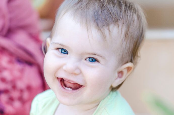 baby 10 monate zähne, essen, schlaf, entwicklung, schwierige phase, wacht nachts auf, schub, krabbelt nicht, baby 11. monat