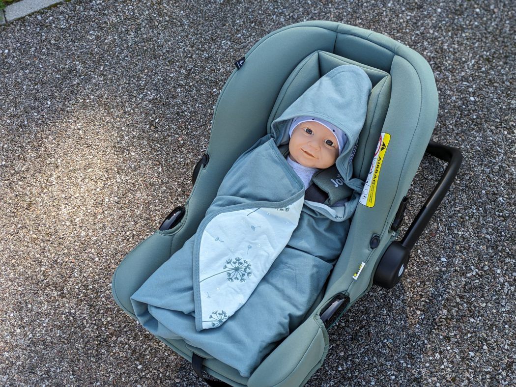 joie i-snug 2 test baby in babyschale eingewickelt in einschlagdecke zamboo
