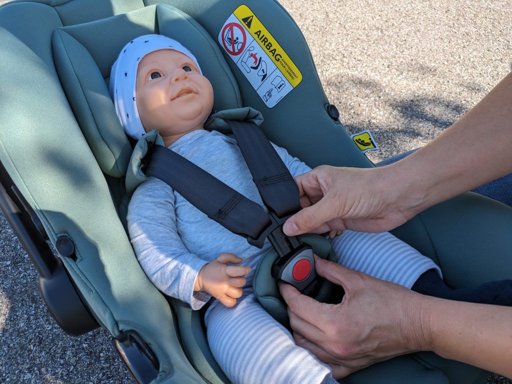 babyschale i-snug 2 von joie im test baby richtig anschnallen mit 3-punkt-gurt