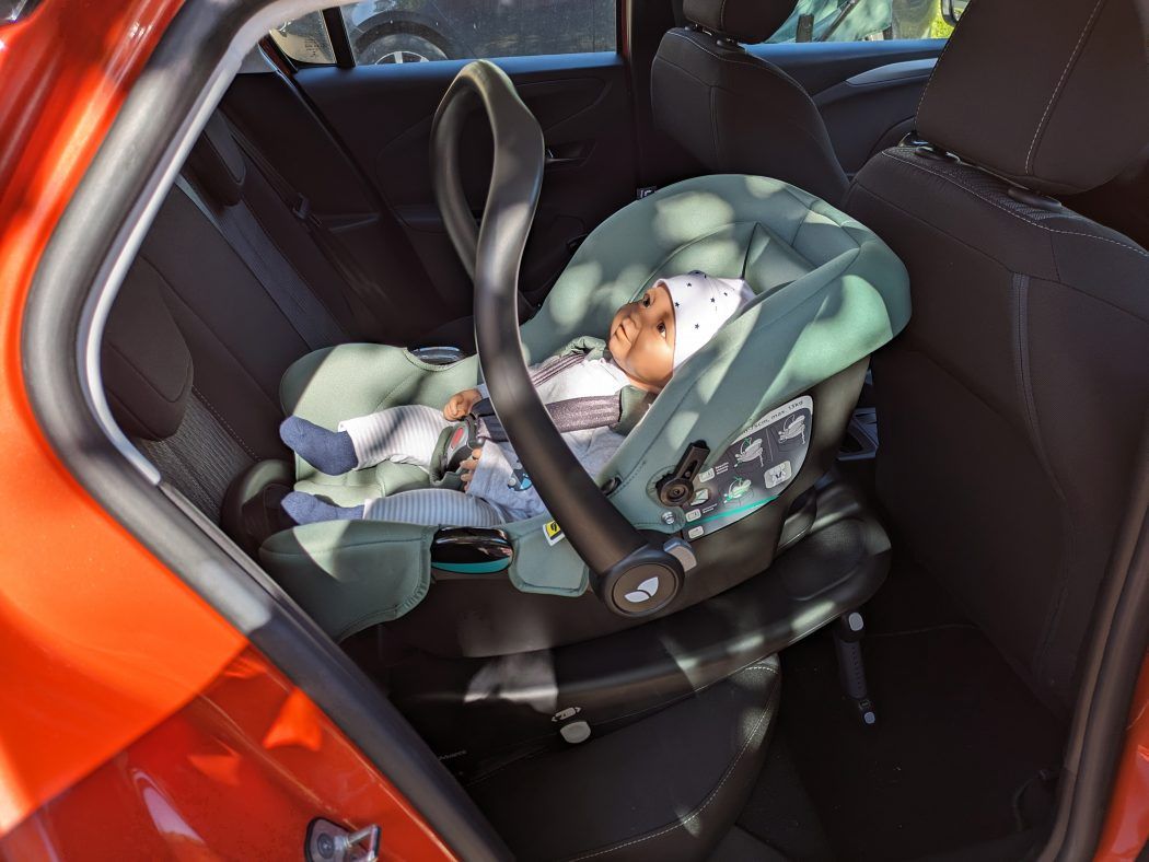 joie babyschale i-snug 2 test befestigung im auto mit isofixbasis i-base advance