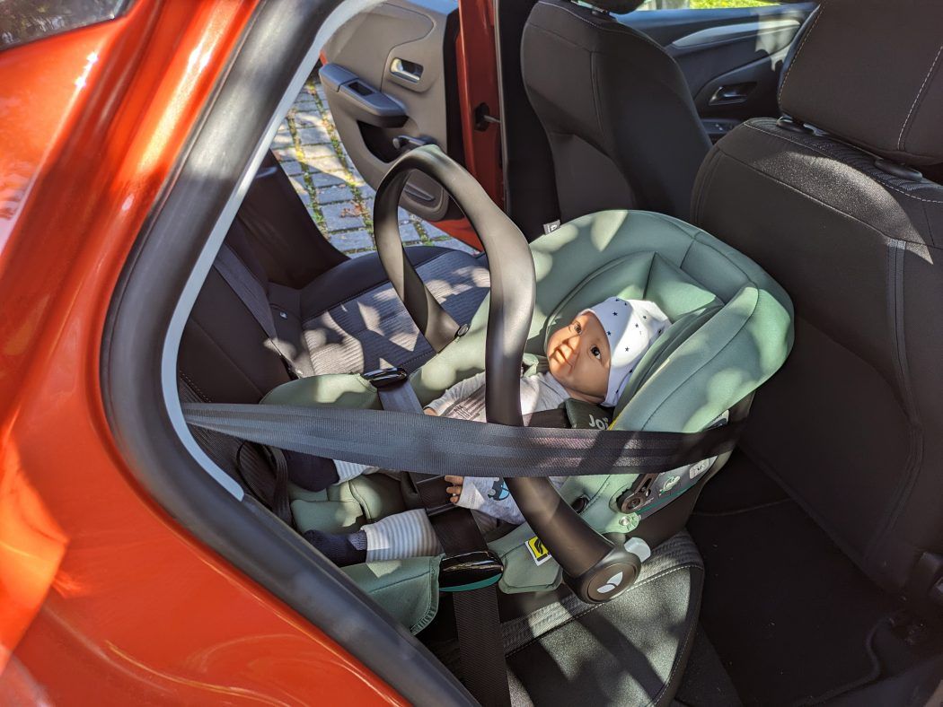 joie babyschale i-snug 2 test befestigung im auto mit gurt