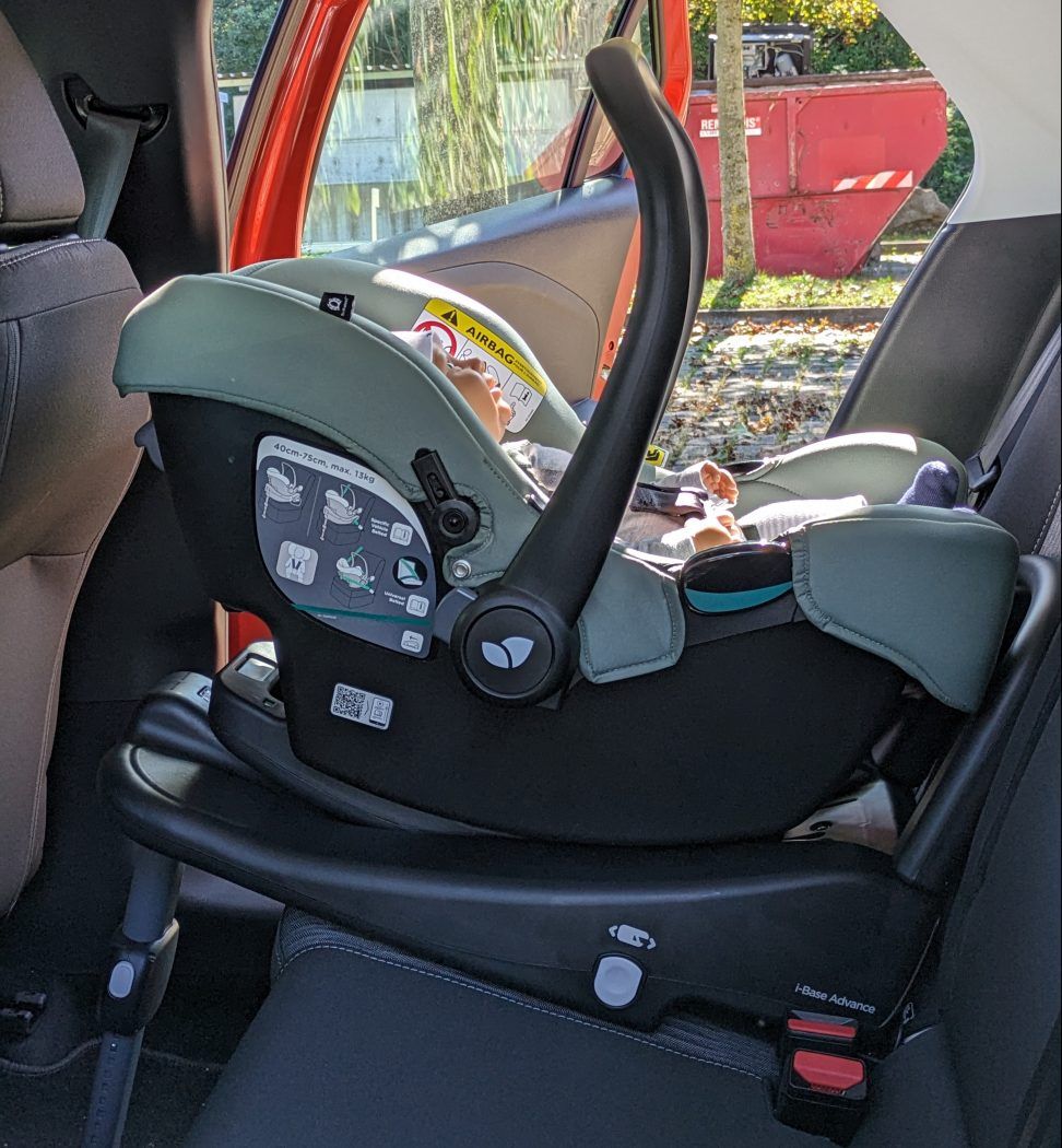 joie babyschale i-snug 2 test befestigung im auto mit isofixbasis i-base advance