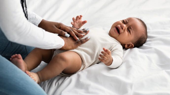 baby mit bauchweh bekommt kuemmelzaepfchen carum carvi