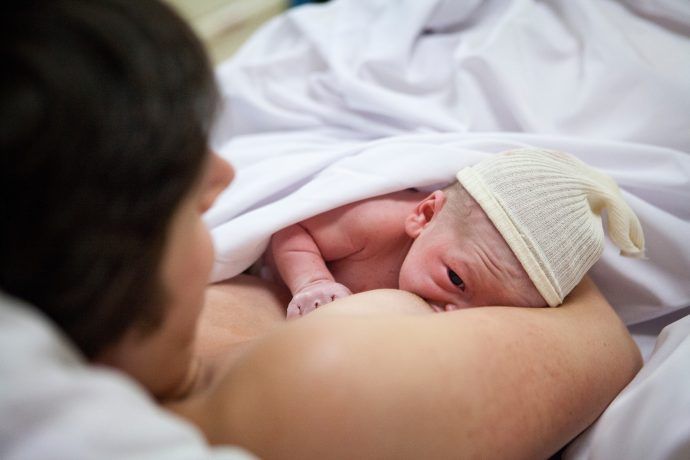wie oft stillen neugeborenes, nach geburt, baby 2 monate, baby 3 monate, baby will ständig an die brust, wie viel stillen ist normal