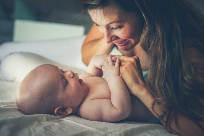 abendroutine baby ab wann, abendroutine baby 3 monate, 6 monate, 1 jahr, mutter spielt mit baby im bett