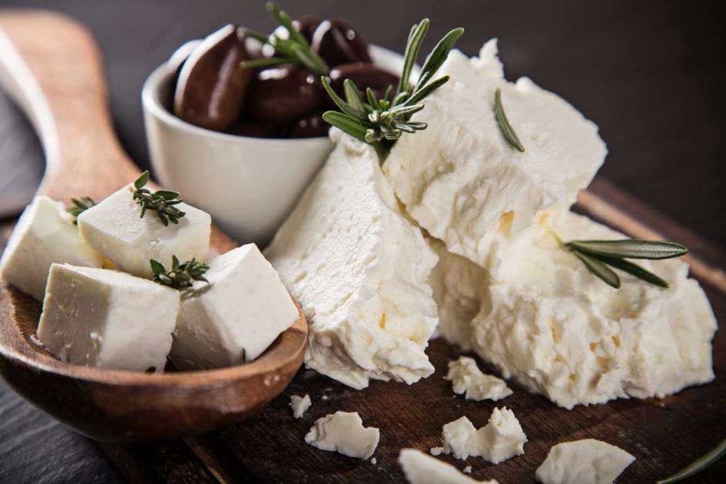 feta schwangerschaft, schafskäse schwangerschaft, feta in der schwangerschaft, feta schwanger, feta mit oliven und rosmarin auf Holzbrett