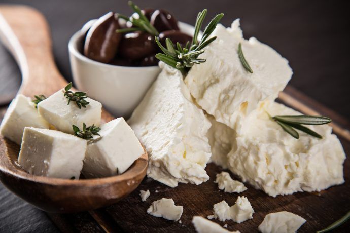 feta schwangerschaft, schafskäse schwangerschaft, feta in der schwangerschaft, feta schwanger, feta mit oliven und rosmarin auf Holzbrett