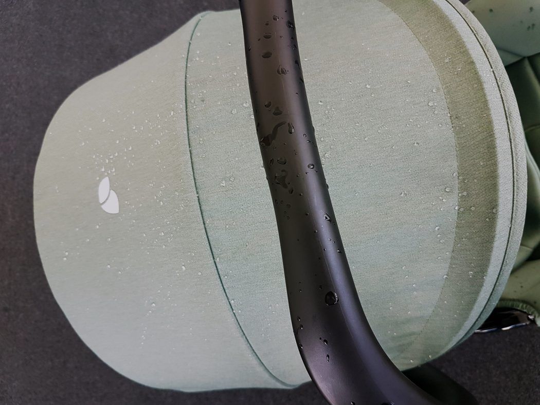 i-snug 2 test babyschale sonnenverdeck wasserabweisend wasserspritzer