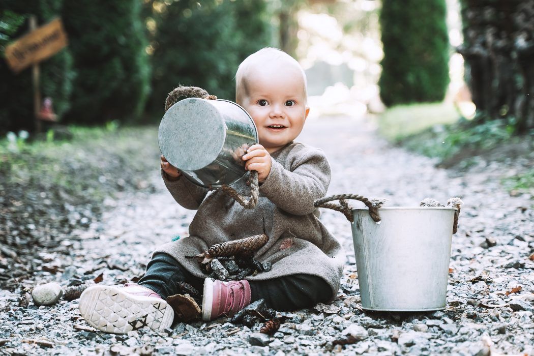 baby 13 monate spielt im wald, entwicklung baby 13 monate schlaf, baby 13 monate quengelt den ganzen tag, baby 13 monate gewicht