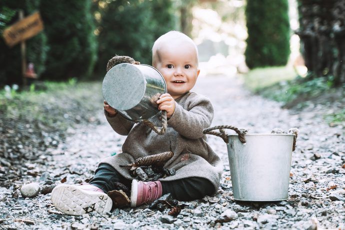 baby 13 monate spielt im wald, entwicklung baby 13 monate schlaf, baby 13 monate quengelt den ganzen tag, baby 13 monate gewicht