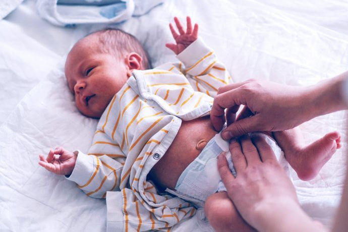 baby wird gewickelt, baby grüner stuhl stillen, flaschenbaby wann zum arzt, impfung, zahnen, durchfall
