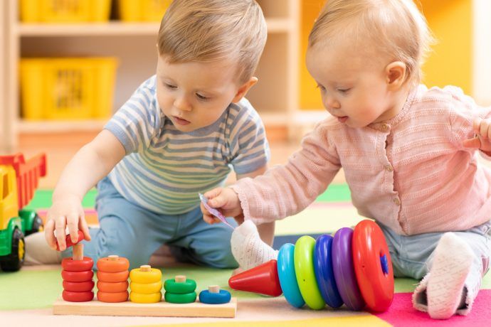 holzspielzeug test 2023 babys spielen mit steckspielzeug mit holzringen