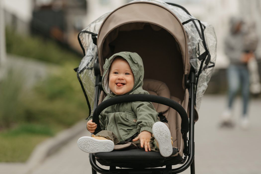 fröhliches baby im buggy, hilfe wenn baby quengelt, baby quengelt den ganzen tag, baby quengelt im kinderwagen