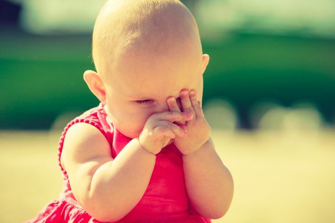 baby hält sich die augen zu, schüchternes baby, frühes fremdeln zeichen für intelligenz?