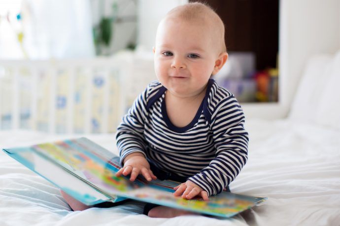 bücher für babys ab 3 monate zum vorlesen, bücher für babys ab 6 monate, erste bücher für babys, bücher für babys zum vorlesen, baby mit bilderbuch