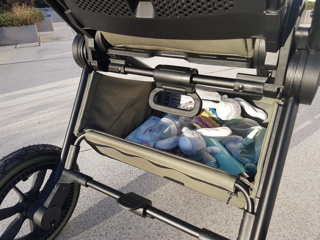 einkaufskorb resea+ gefuellt mit baby sachen spielzeug flasche feuchttücher