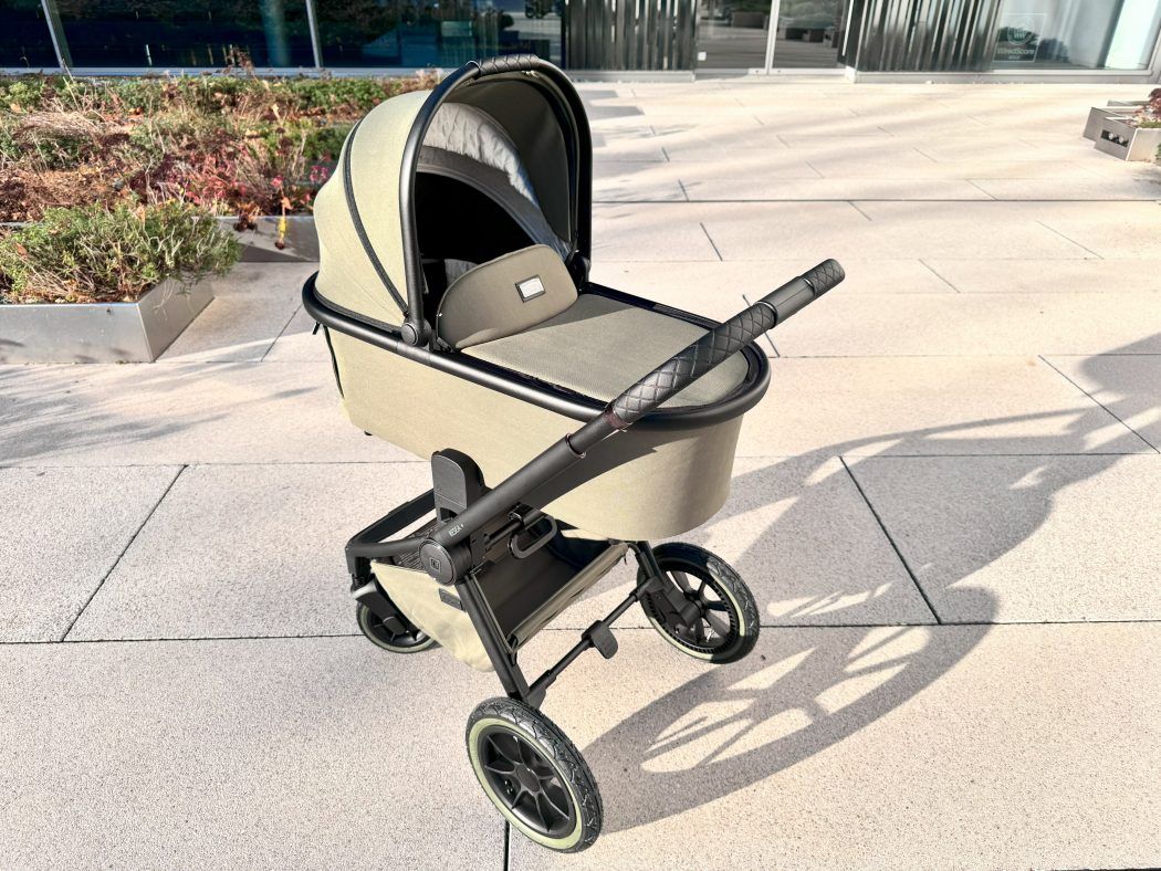 kombi-kinderwagen resea+ mit babywanne und wetterschutz decke im sonnenschein