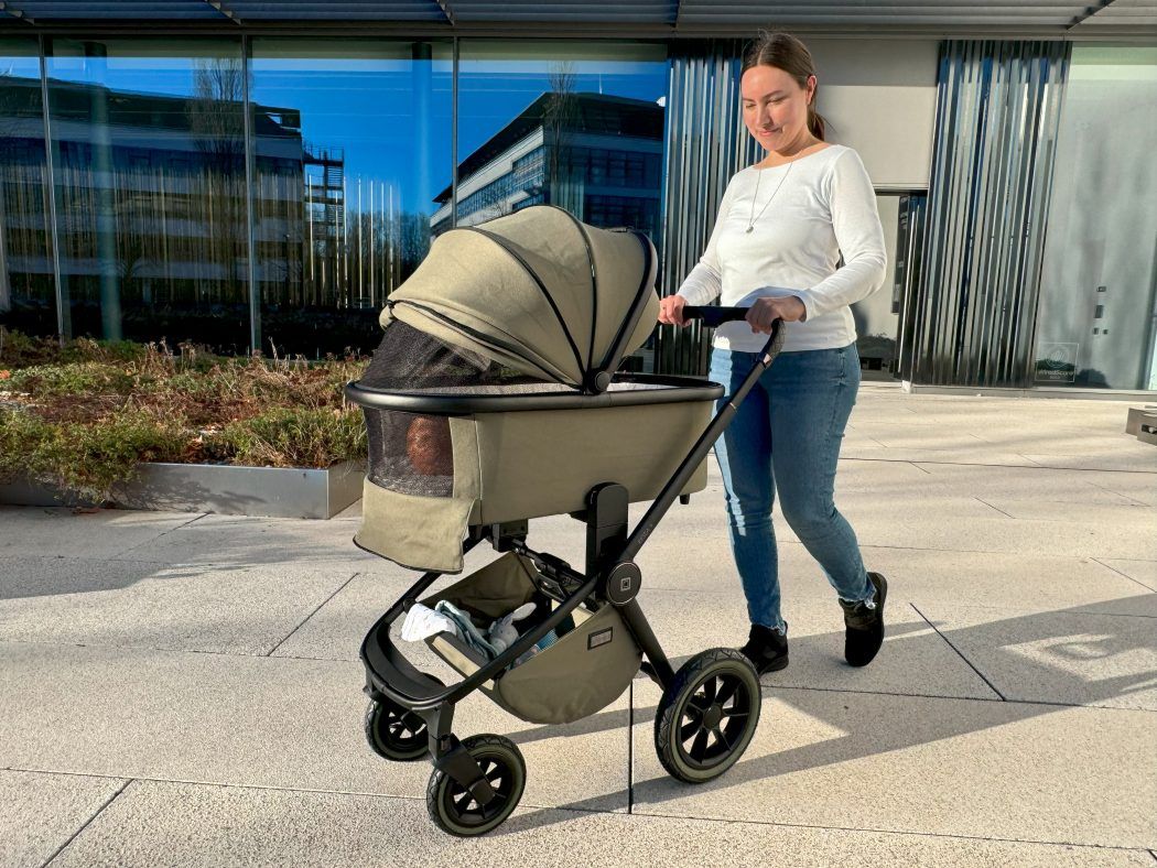 person schiebt moon resea+ kombi-kinderwagen im sommer offene mesh fenster in verdeck und babywanne