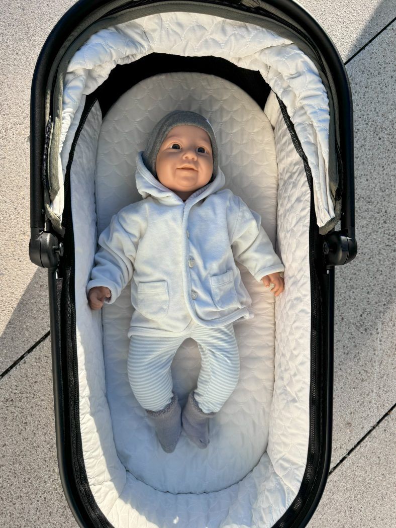 draufsicht baby puppe liegend in babywanne des resea+