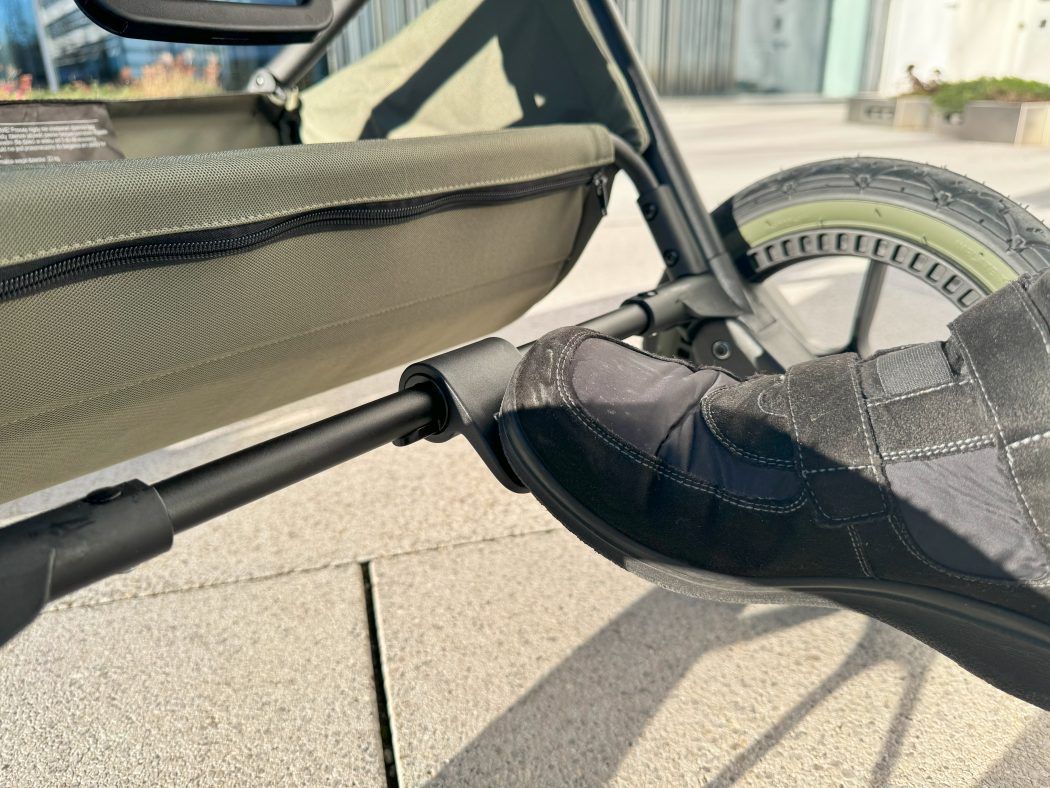 detail aufnahme fuss drueckt fussbremse am resea+ kinderwagen