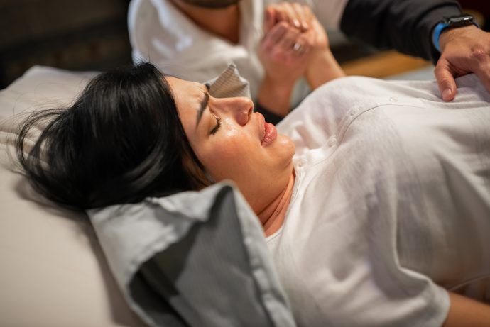 wie fühlen sich wehen an, wie fühlen sich geburtswehen an, wehen erkennen, geburtsbeginn erkennen, womit kann man wehenschmerz vergleichen, frau unter der geburt hat wehen