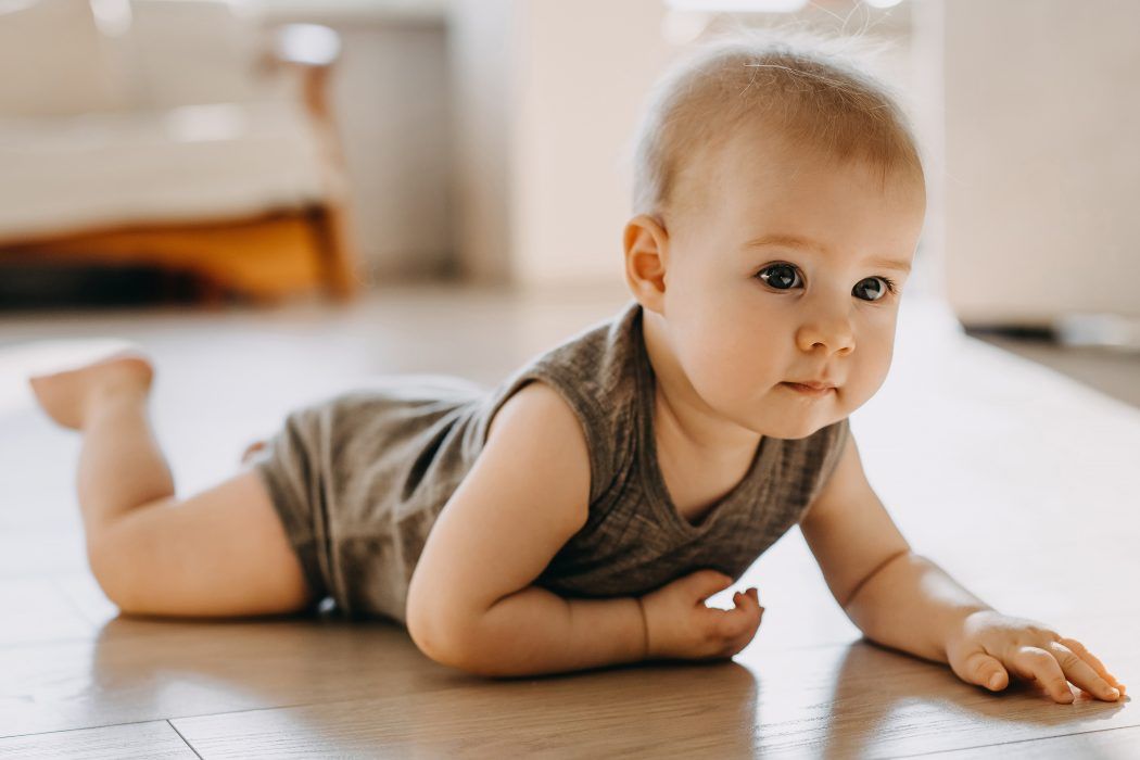 8 Monate altes Baby robbt auf dem Boden, Baby robben ab wann robben Babys, Baby robbt rückwärts, Baby robbt einseitig, baby robbt nur und krabbelt nicht, Baby versucht zu robben aber schafft es nicht