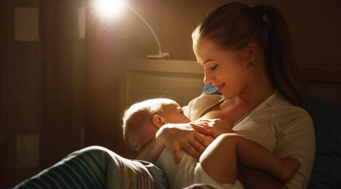 einschlafstillen abgewöhnen, ohne stillen einschlafen lernen baby kleinkind abends abstillen, mutter stillt baby zum einschlafen im Bett