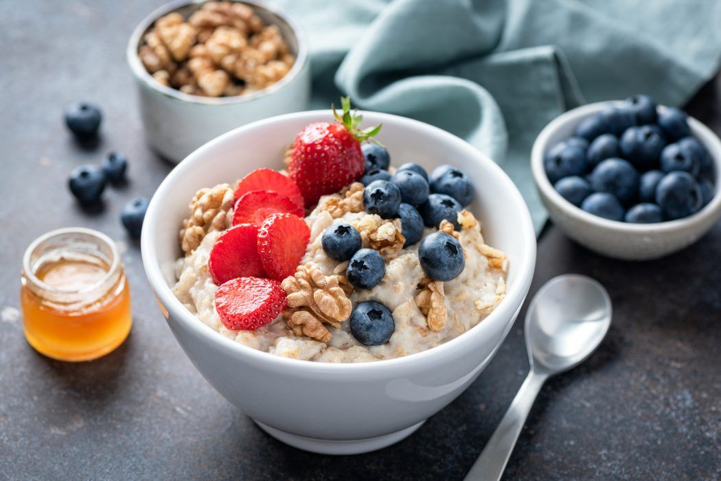 nuesse in der schwangerschaft, rezept fuer fruehstueck muesli bowl walnuesse mandeln joghurt haferflocken obst