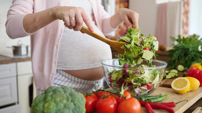 schwangere frau macht salat, salat schwangerschaft, salat restaurant schwangerschaft, abgepackter salat schwangerschaft, feldsalat schwangerschaft, eisbergsalat schwangerschaft