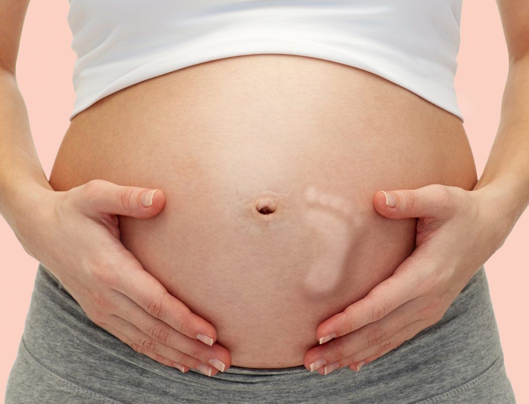 Schwangere Frau, Baby tritt im Babybauch, Baby im Bauch sehr aktiv gut oder schlecht, bedeutung frühgeburt, heftige starke Kindsbewegungen, baby im bauch nachts aktiv