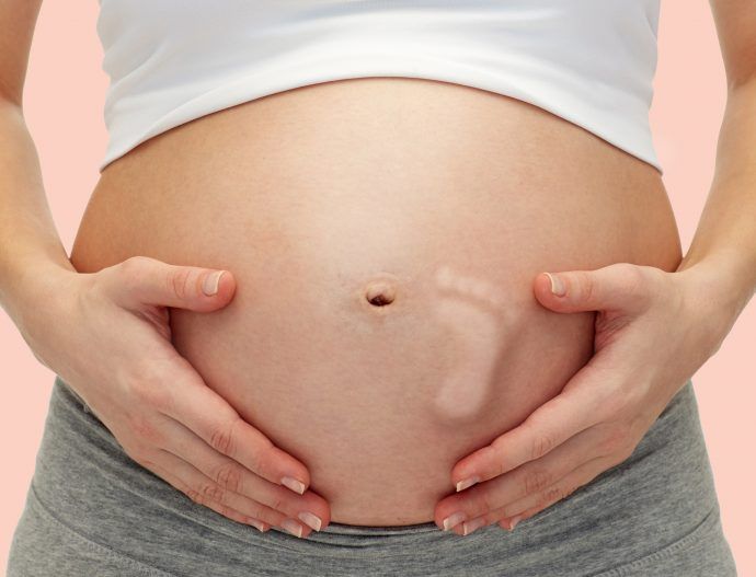 Schwangere Frau, Baby tritt im Babybauch, Baby im Bauch sehr aktiv gut oder schlecht, bedeutung frühgeburt, heftige starke Kindsbewegungen, baby im bauch nachts aktiv