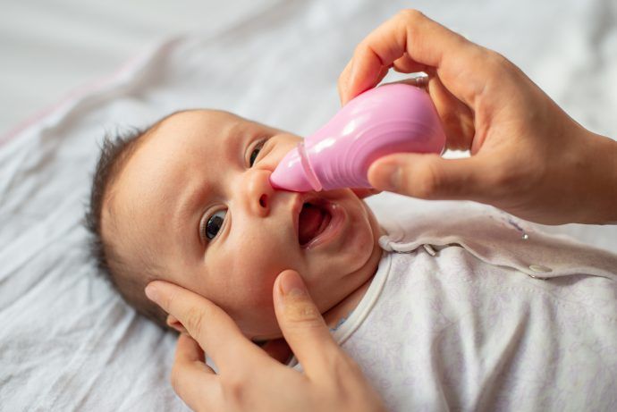 baby verschleimt mutter benutzt nasensauger weil baby schleim in hals und nase hat