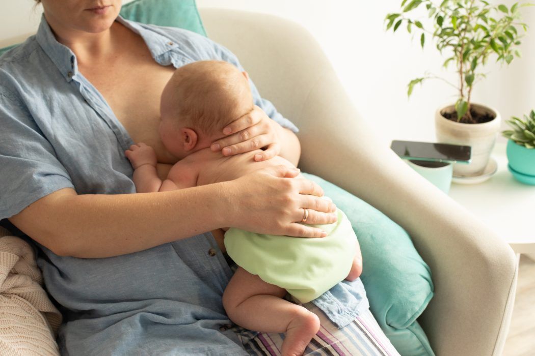 baby verschluckt sich beim stillen, bergaufstillen als maßnahme gegen verschlucken beim baby