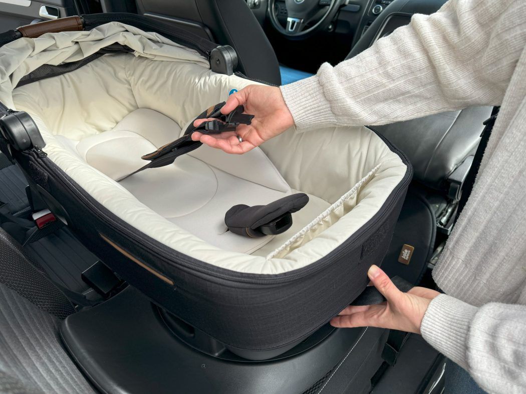 babywanne joie calmi im auto sicherheitsgurte verlaengern