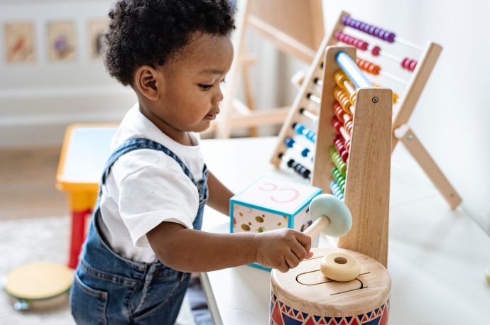 kind 18 monate, 18 monate altes kind spielt mit spielzeug