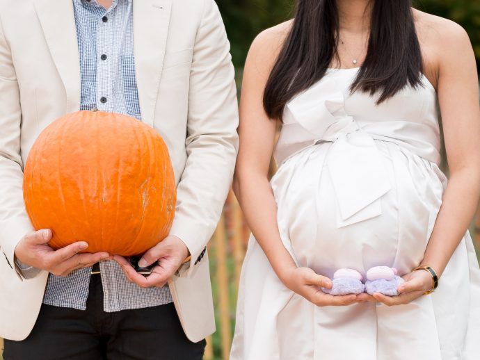 schwangere frau und mann mit kürbis, wie groß ist baby im bauch in welcher ssw, obst gemüse fötus größe