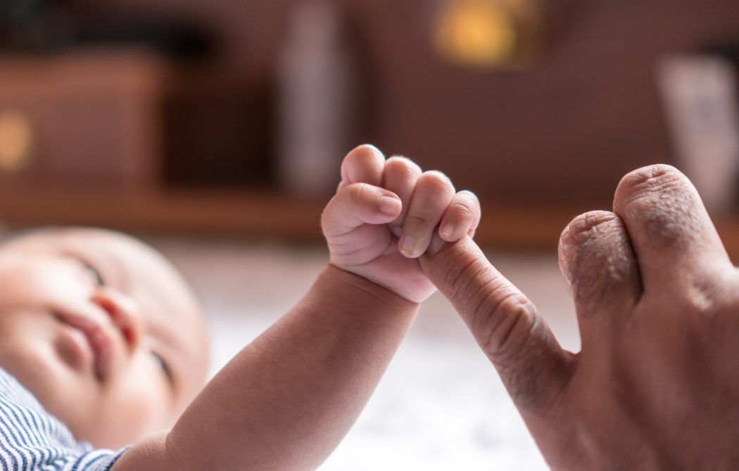 greifreflex, neugeborenes umklammert hand von mutter vater ganz fest