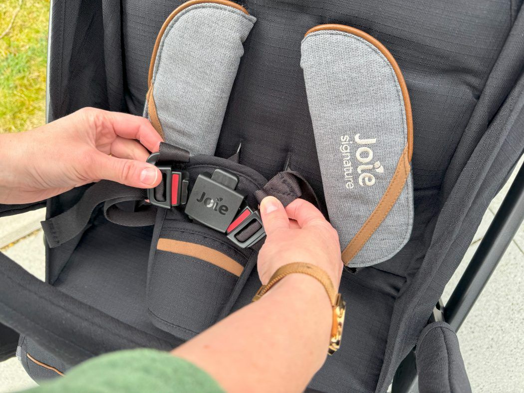 joie tourist buggy test erfahrungen gurte magnetschnalle
