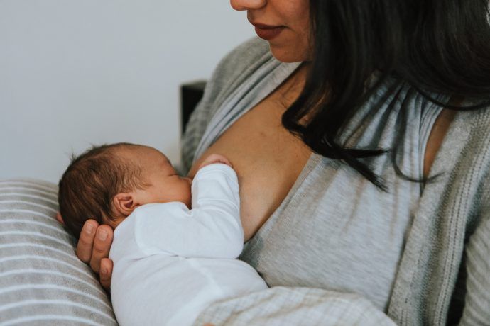 mutter stillt neugeborenes baby, milchbildung anregen tipps hausmittel medikamente