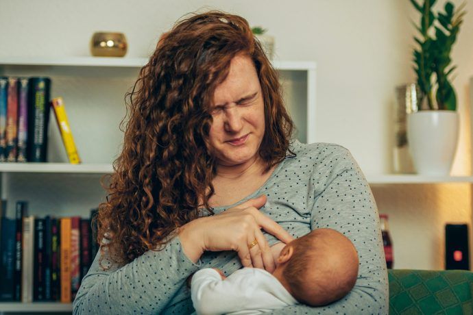 stilltyp baby barrakuda trinkt schnell und stark an brust bei mutter mit schmerzen