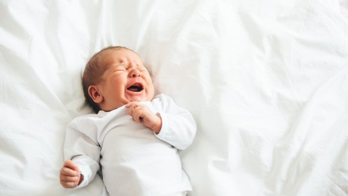 baby weint im schlaf mit geschlossenen augen