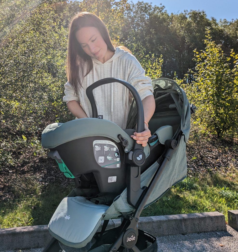 mutter montiert babyschale joie i-snug 2 mit adapter auf buggy joie pact