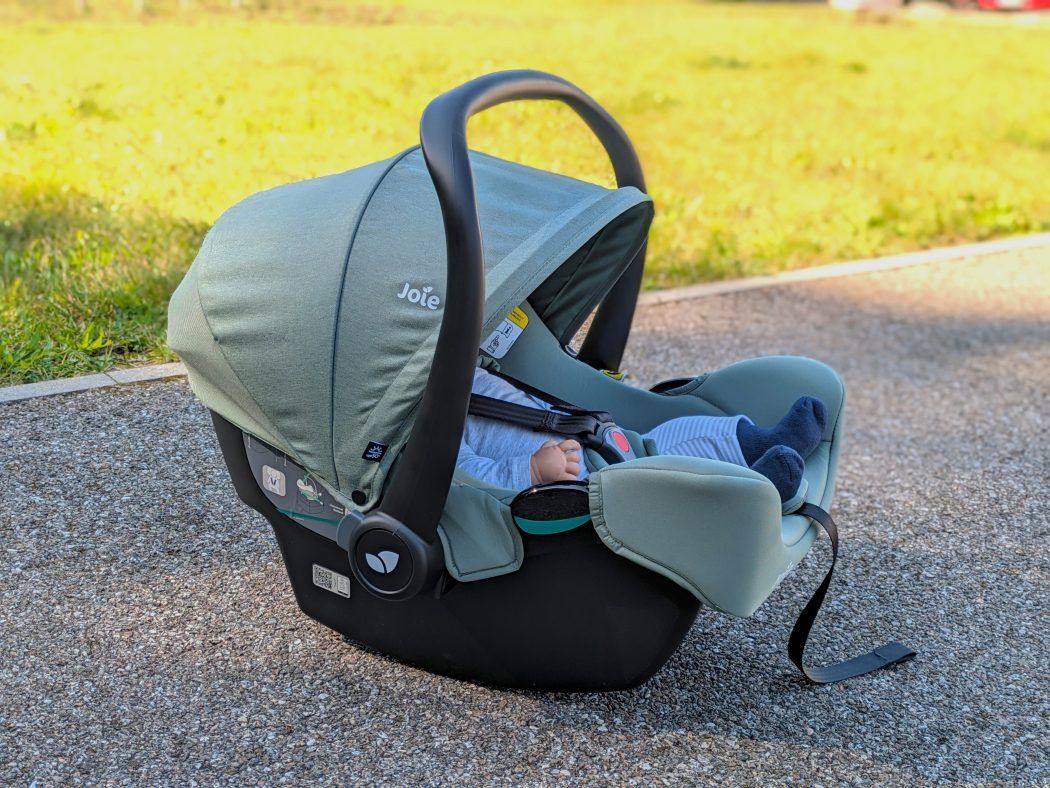 seitenansicht babyschale joie i-snug 2 geschlossenes verdeck