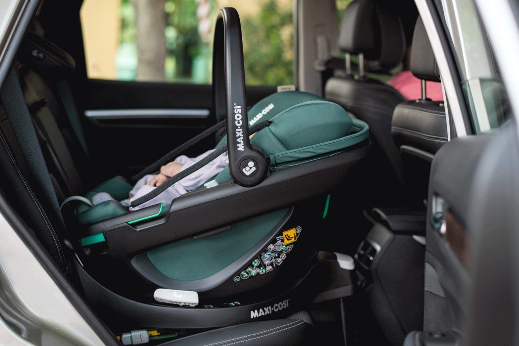 leichte babyschale maxi cosi coral 360 i-size im fahrzeug mit baby