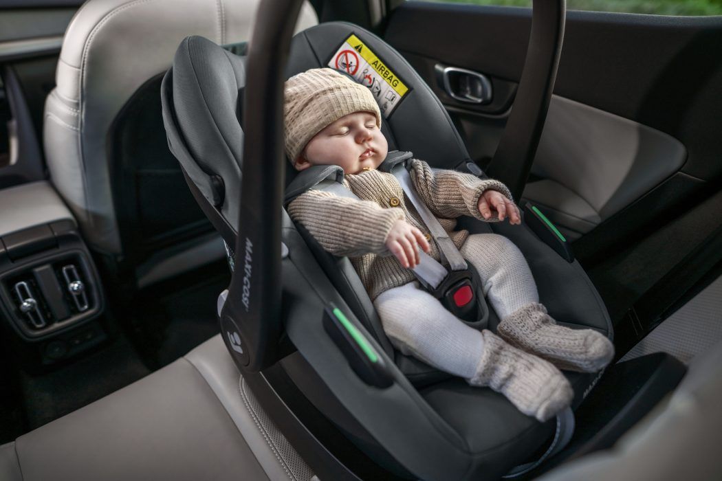 schlafendes baby liegt in maxi cosi pebble s babyschale im auto