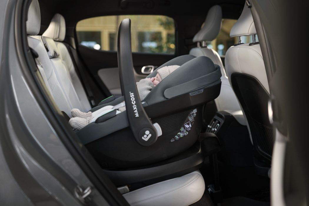 maxi-cosi-pebble-s-seitenansicht-montiert-im-auto